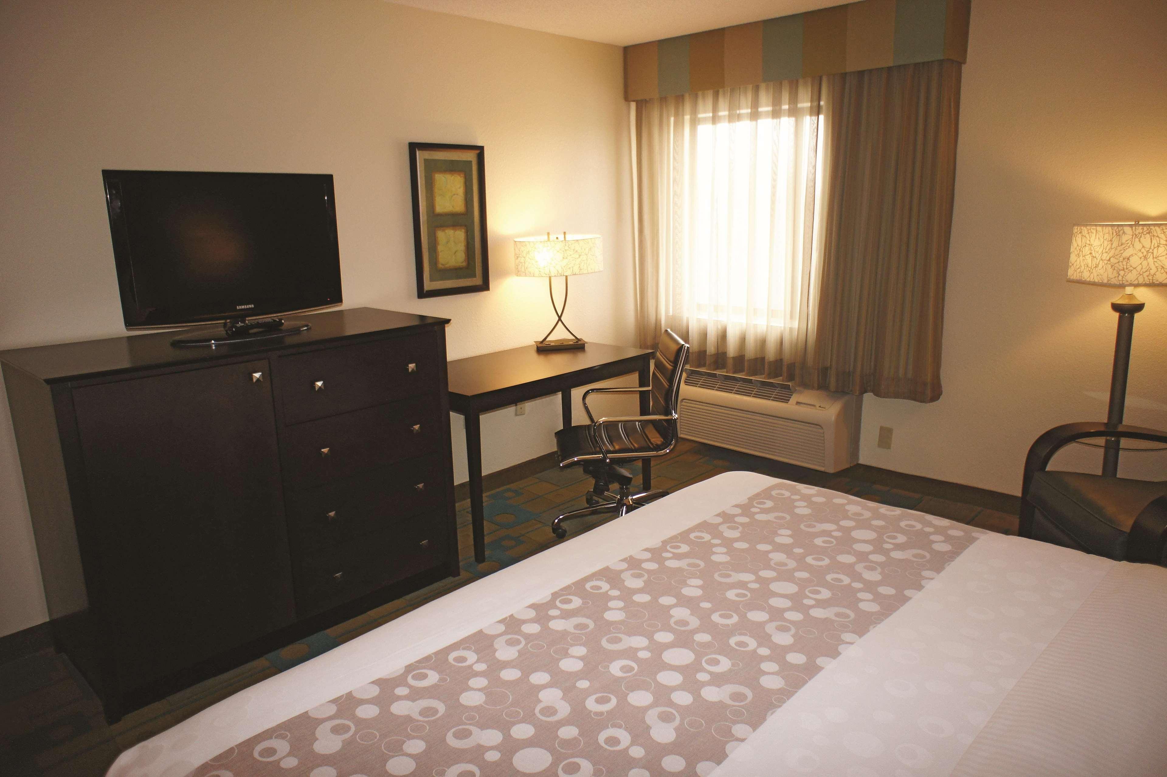 La Quinta By Wyndham Plattsburgh Hotel Exterior photo