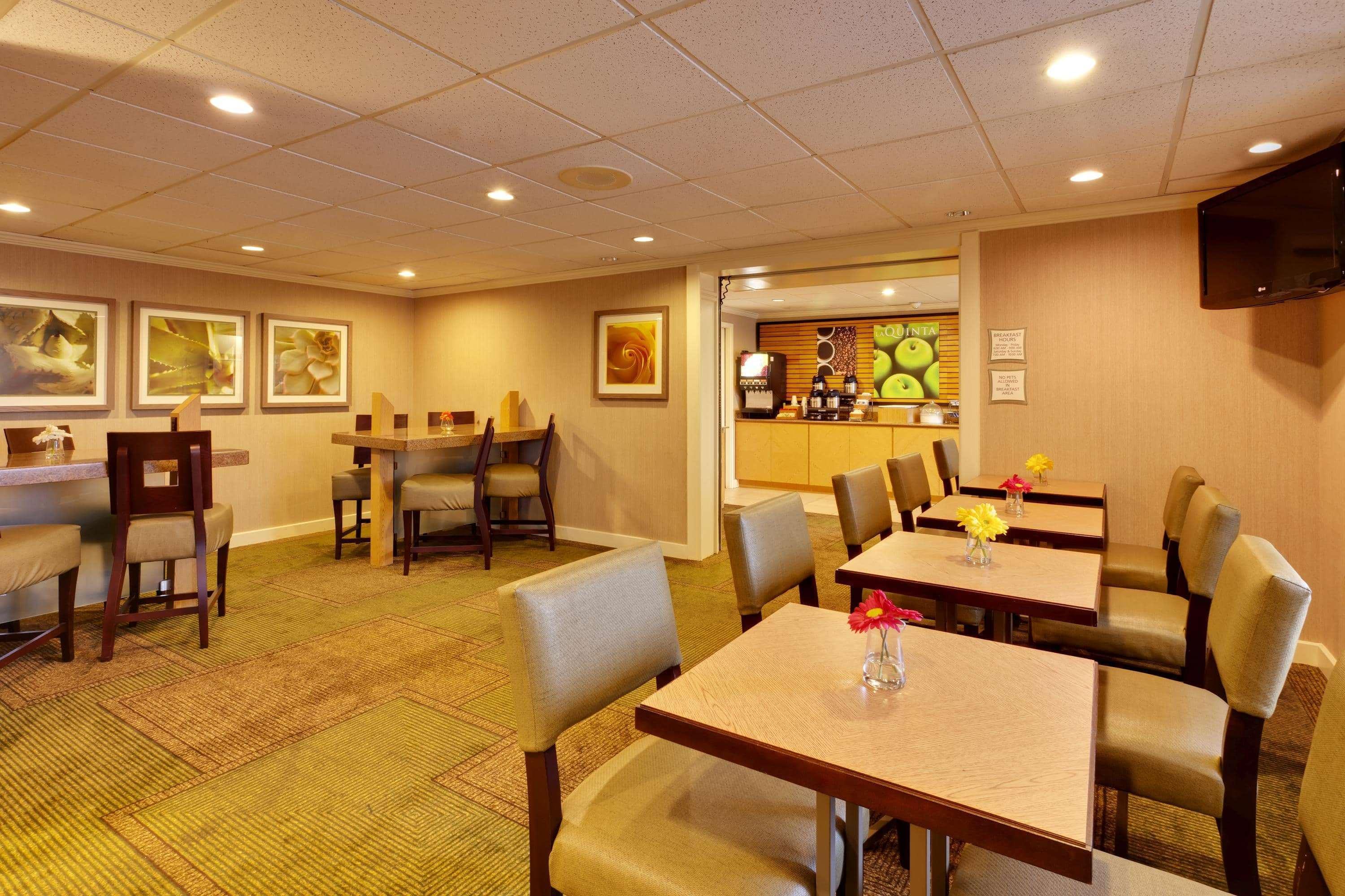 La Quinta By Wyndham Plattsburgh Hotel Exterior photo