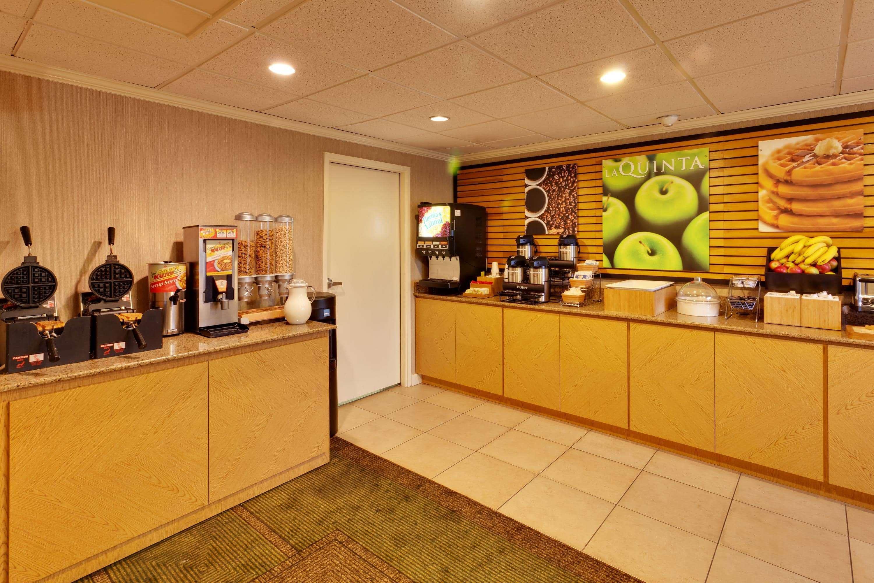 La Quinta By Wyndham Plattsburgh Hotel Exterior photo